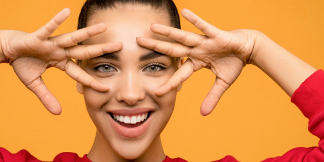 Zatrzymać młode spojrzenie – jak skutecznie i bezpiecznie odmłodzić skórę okolicy oczu?