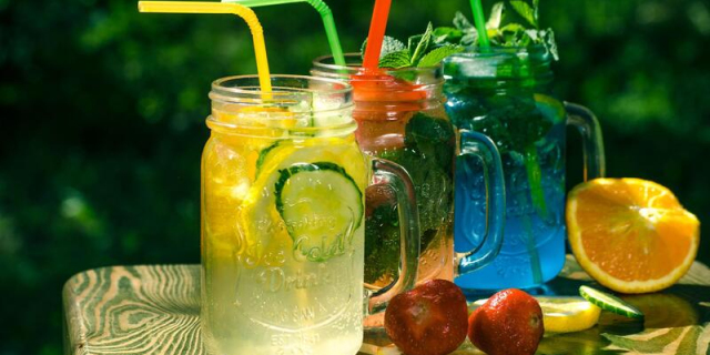 ORZEŹWIAJĄCY SMAK LATA KOLOROWE LEMONIADY Z MIODEM